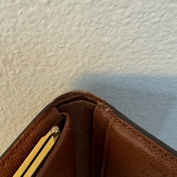 Louis Vuitton Kiss Wallet - Picture 7 of 14